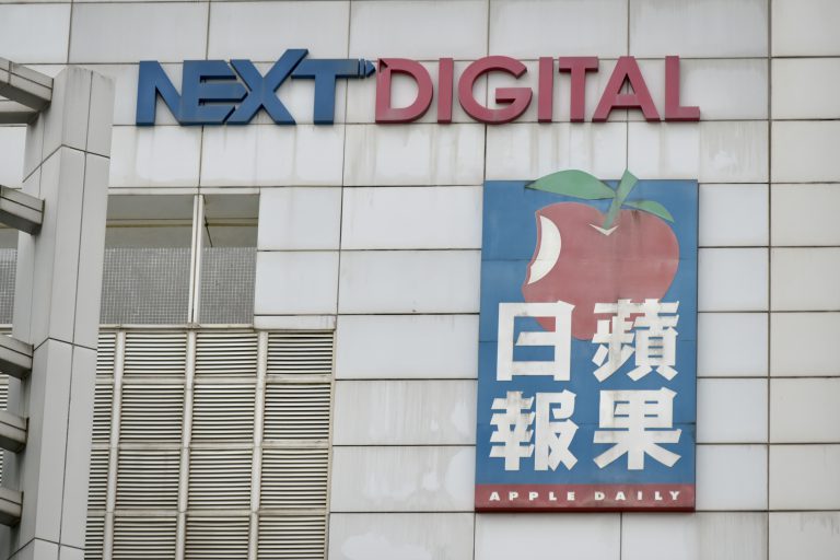 《港區國安法》實施後,曾有指《蘋果》做到7月1日會「執笠」,張劍虹在員工大會上揚言「我哋唔係犯罪組織,唔會自己執笠」。（中通社）