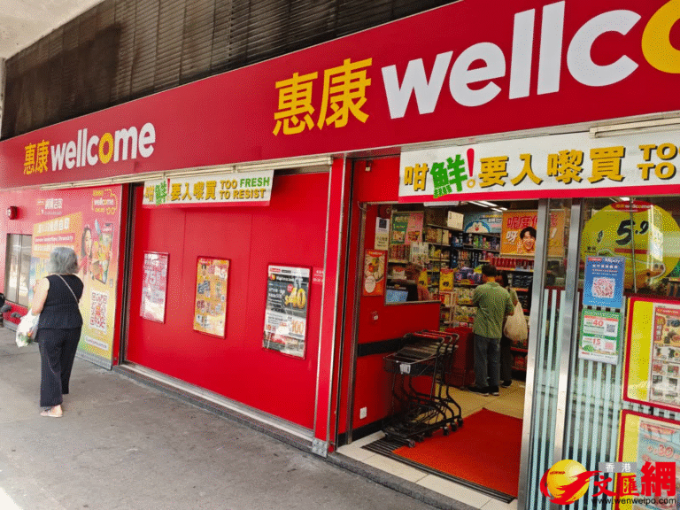 被告承認曾到不同的惠康分店貨架上放置「加料」可樂。