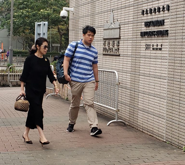 黎妻李韻琴（左）帶同兒子黎順恩一起到西九龍法院聽審。(朱先儒攝)