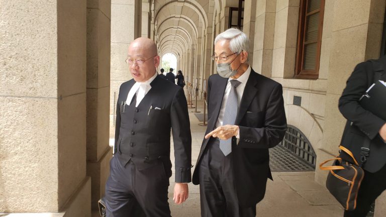 李柱銘（右）在本案由資深大律師彭耀鴻（左）代表。