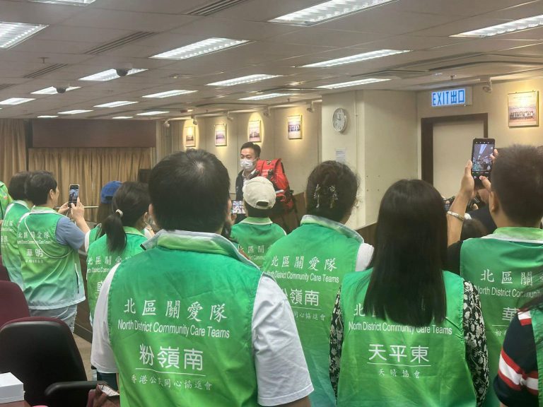關愛隊聚精匯神地學習如何應變緊急事故。（民政事務總署FB）