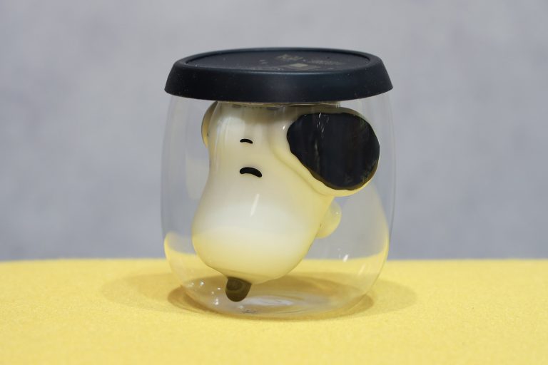Snoopy 黑蓋雙層玻璃杯為台北店最暢銷產品，雙層玻璃杯身設計令Snoopy完整呈現，加$198可購買。