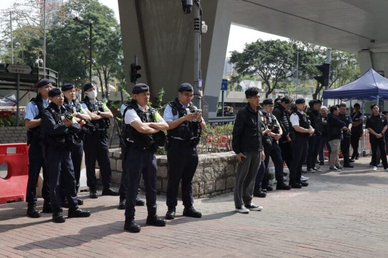 警方在庭外加強戒備。（陳錦輝攝）