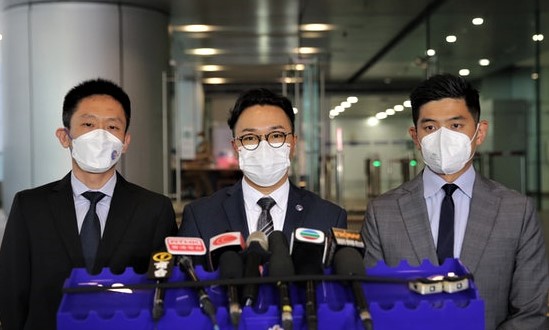 譚威信（中）表示，警方的拘捕行動仍然繼續，不排除有更多人被捕。 
