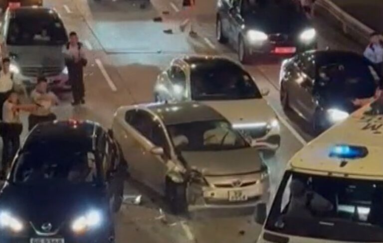 多名警員拔槍指向私家車,最終將被告拉下車制服。
