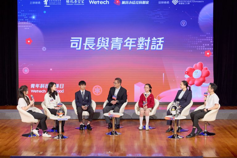 財政司司長與青年對話互動。