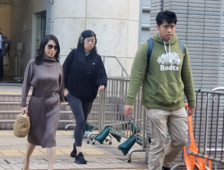 黎妻李韻琴（左起）、女兒黎采及幼子黎順恩聽審後離開法院。（朱先儒攝）