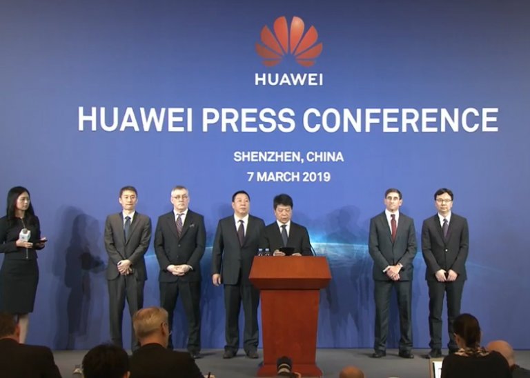郭平(右三)表示，華為將就美國政府禁止聯邦機構購買其產品一事，入稟控告。(互聯網)