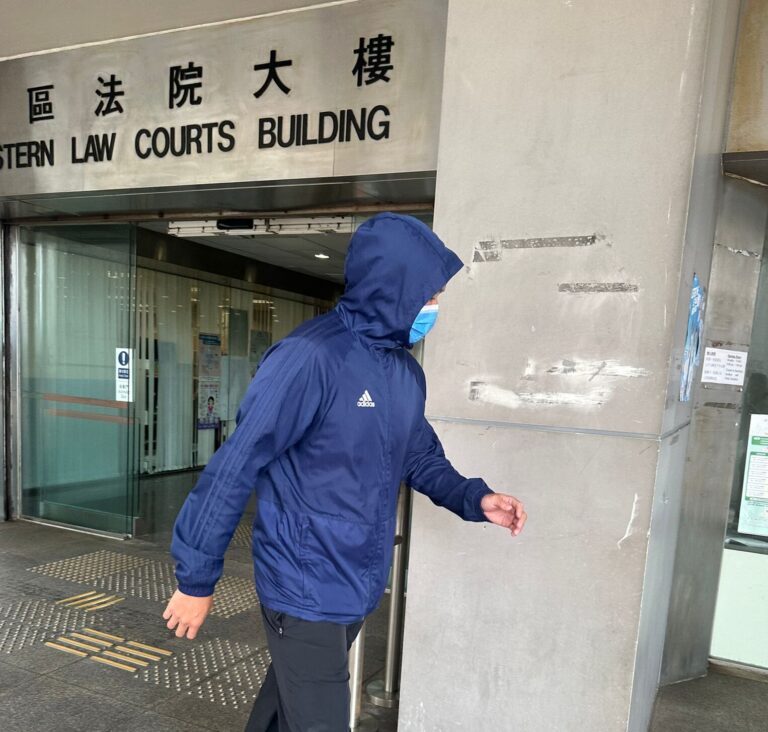 被告胡振威否認非禮罪。