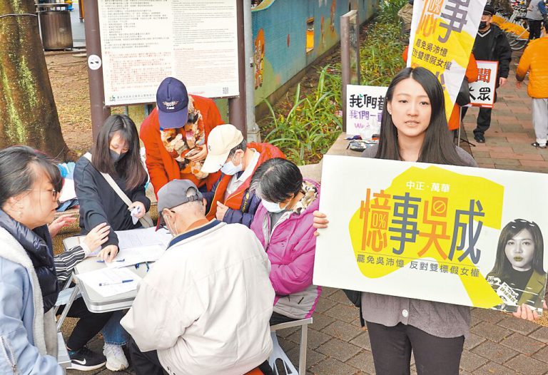 其中一個罷免聯署行動昨日在北市青年公園旁國光市場前進行，不少民眾前往連署。