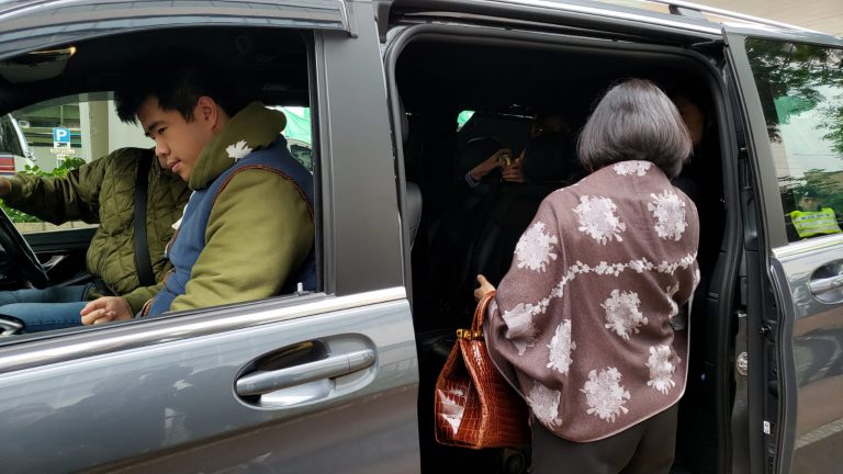 眾人登上私家車離開。（朱先儒攝）