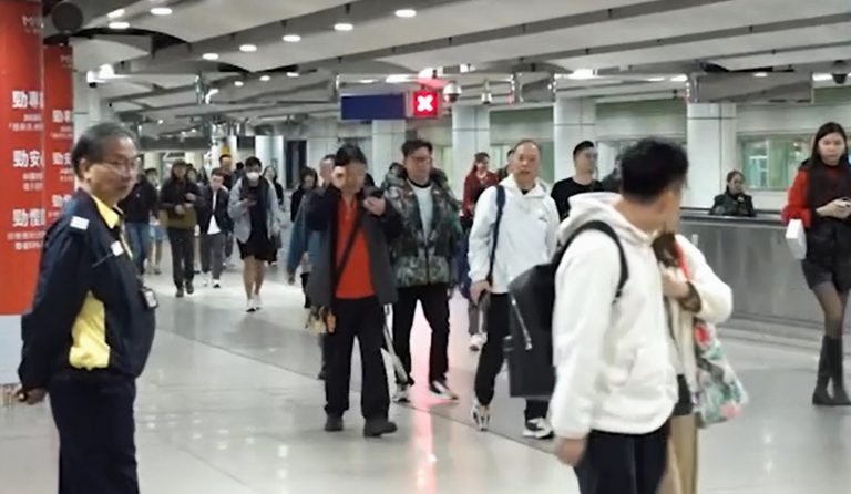 市民和旅客只需幾分鐘就完成過關，過程有序暢順。