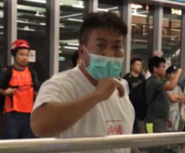 王志榮被現場片段拍攝到案發時戴上口罩,法官綜合證據後最終裁定他參與暴動。（片段截圖）