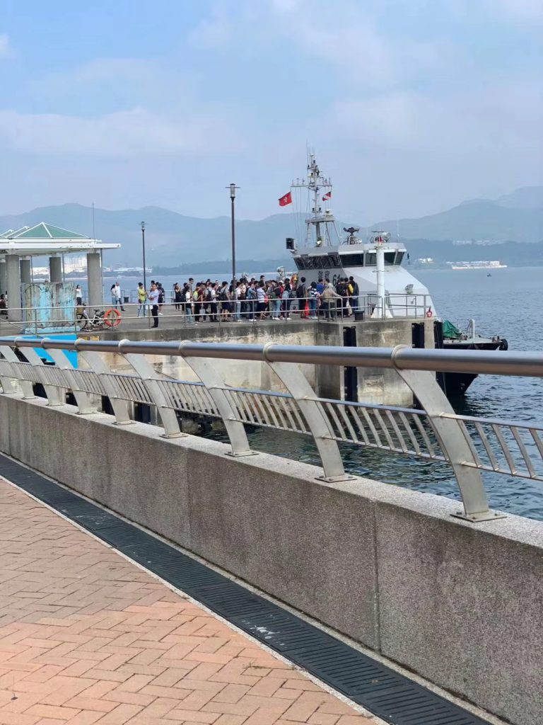 中大內地生由水警協助離開校園。