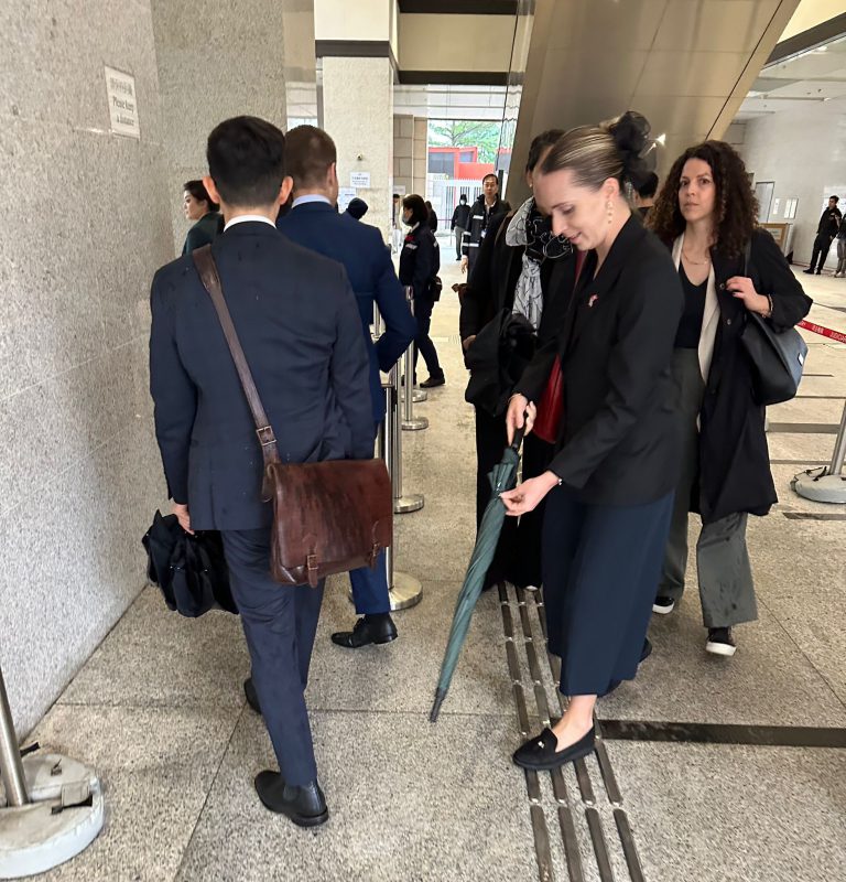 多國駐港領事到達法院排隊旁聽。（堅料網記者攝）