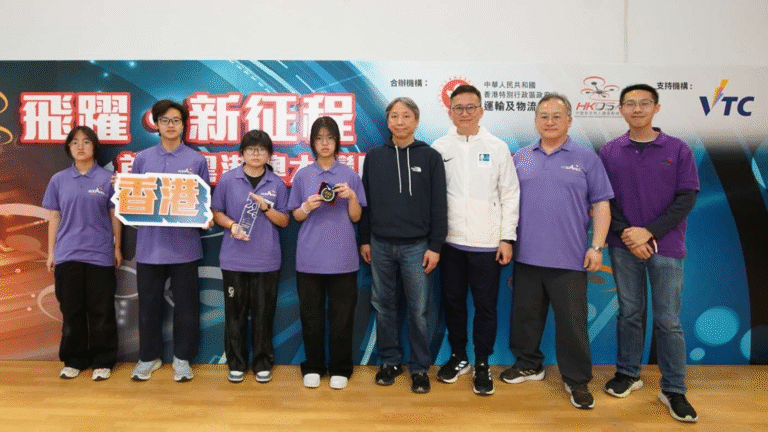 頒獎嘉賓香港知專設計學院及香港專業教育學院（李惠利）工程系系主任楊紹軒與亞軍隊伍：香港隊 – 中國香港東區無人機協會