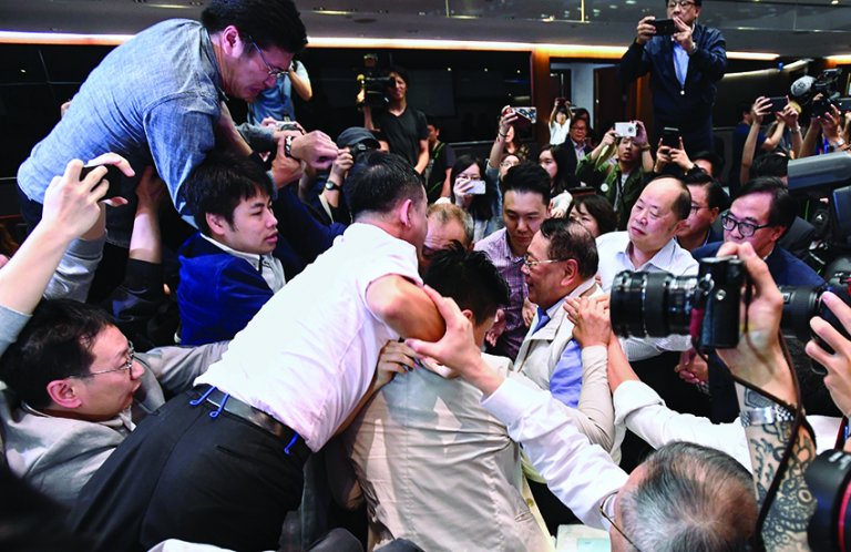 反對派議員阻止石禮謙（右二）主持會議， 與建制派議員爆發肢體衝突。（資料圖片）