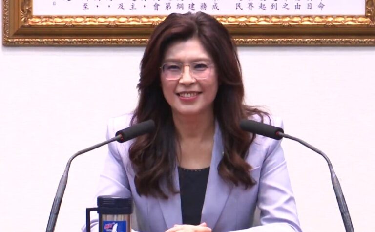鄭麗文說，希望透過今次和平之旅，看到兩岸能夠用和平來對話交流，化解歧見的誠意和決心。