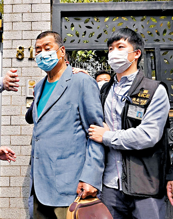 醫生指黎智英須佩戴心電圖監察器。（資料圖片）