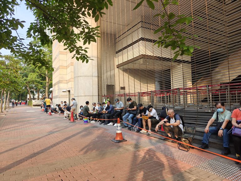 法庭外約有70人排隊。（周文虎攝）