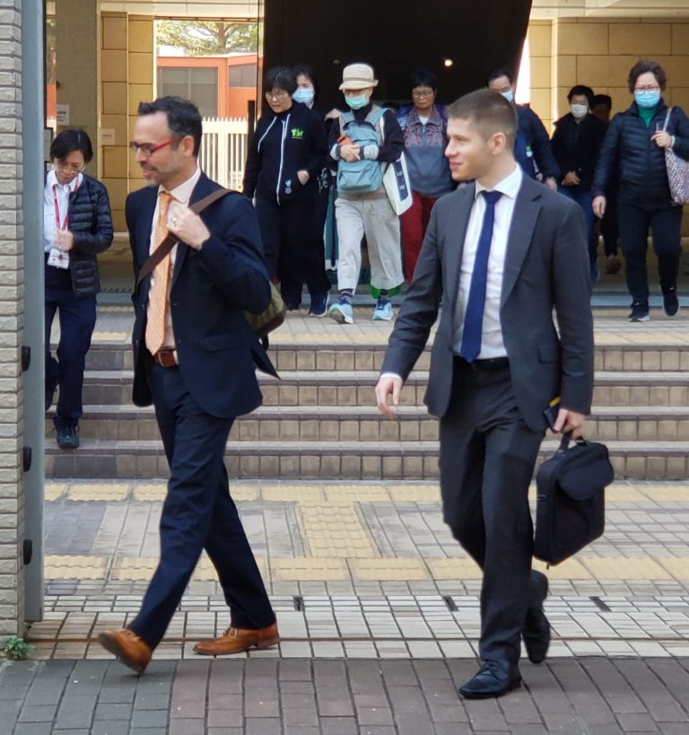 法國駐香港及澳門總領事館領事（媒體及通訊主管）鄧榮輝（右）前來聽審。（朱先儒攝）