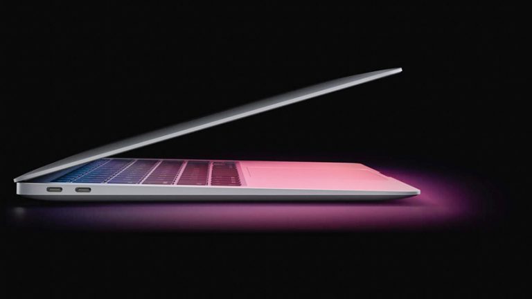 微微打開機身就可喚醒睡眠中的電腦，起動就如iPhone般快。MacBook Air售價$7,799（8GB記憶體、256GB SSD）、$9,799（8GB記憶體、512GB SSD）