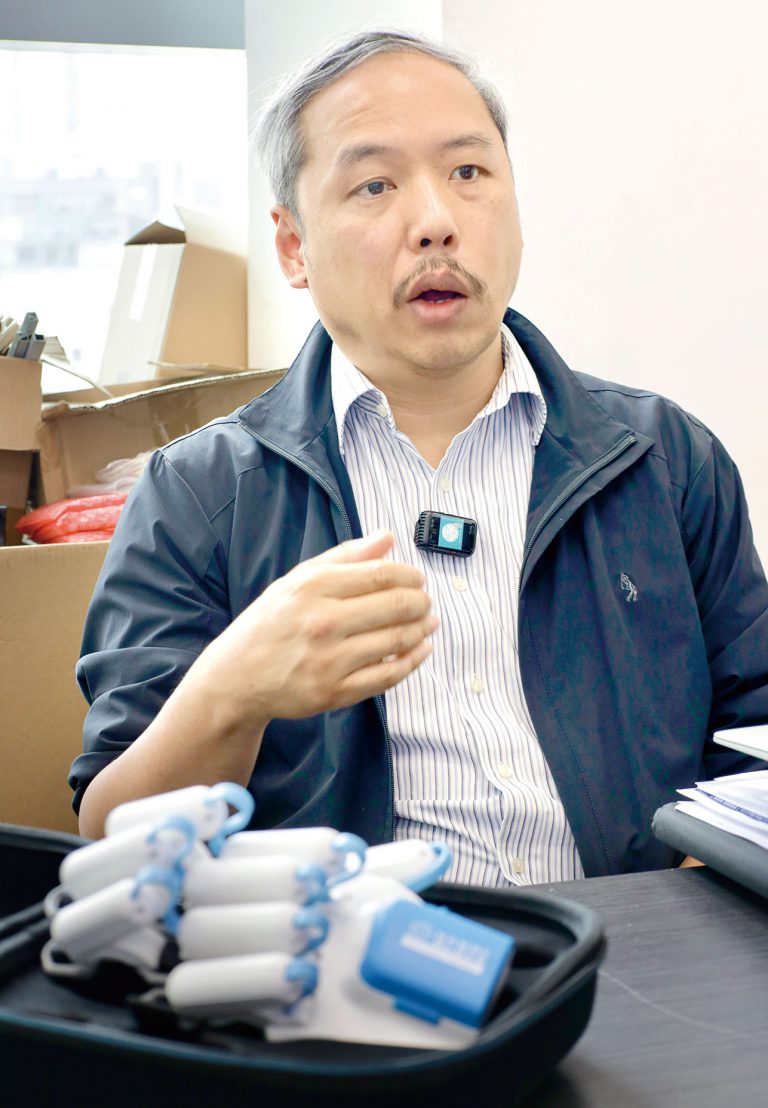 何思傑研發機械手家用版的初心，是希望更多市民受惠。