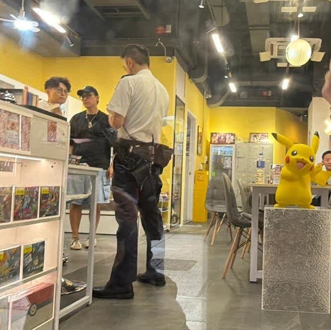 尖沙咀加連威老道一間Pokémon卡牌專門店,日前遭一名男子盜去店內兩張市值共約25萬港元的Pokémon卡。