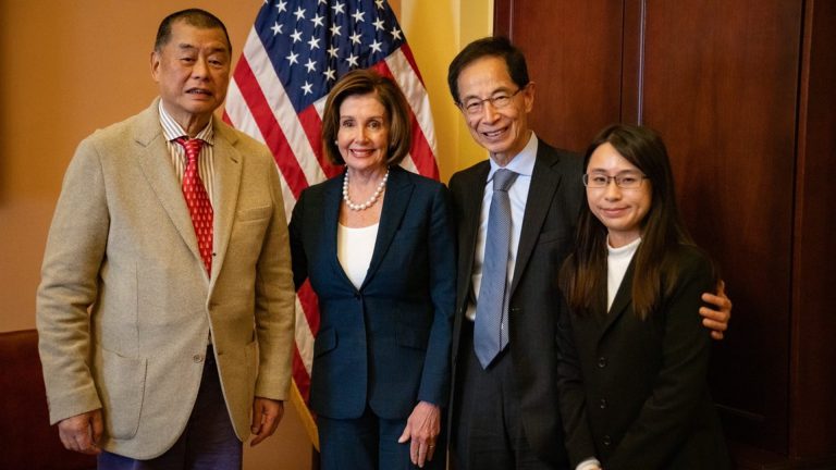 黎智英（左一）與李柱銘（右二）曾與時任美國眾議院院長佩洛西（左二）會面。