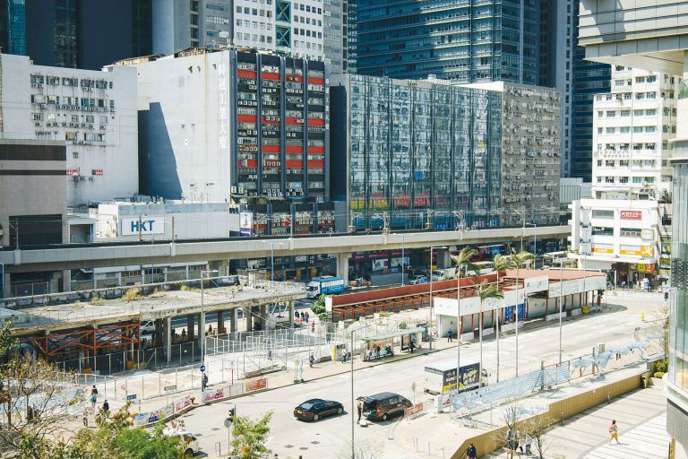 顏汶羽建議閒置的地皮可先作臨時用途，如臨時 停車場、公園等，令當區居民受惠。