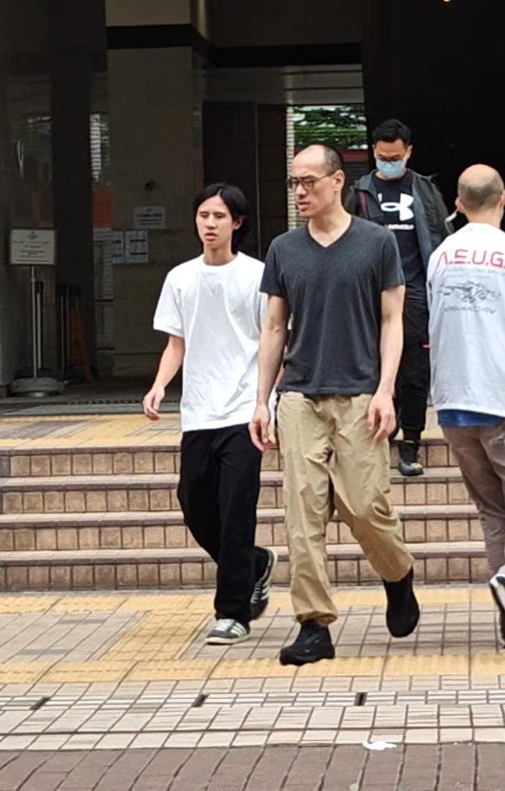 黎智英長子黎見恩（右）聽審後,與一名白衣男生一同離開,二人邊走邊聊。（周文虎攝）