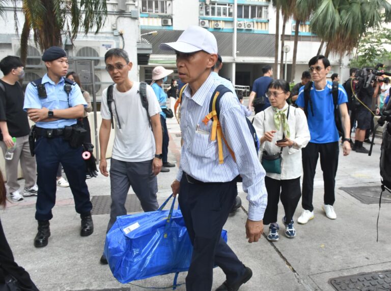 宏新閣居民今獲安排上樓執拾 (陳錦輝攝)