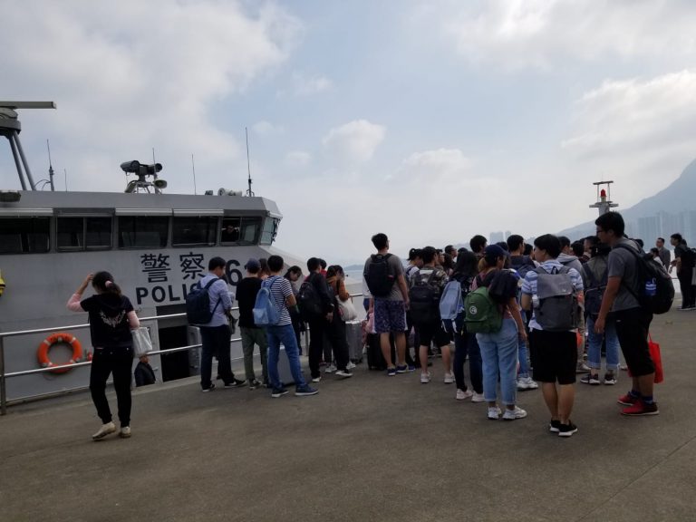 大批內地生在馬料水碼頭排隊上水警輪離開。