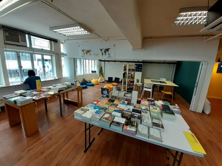 自稱「獨立書店」的「一拳書館」。