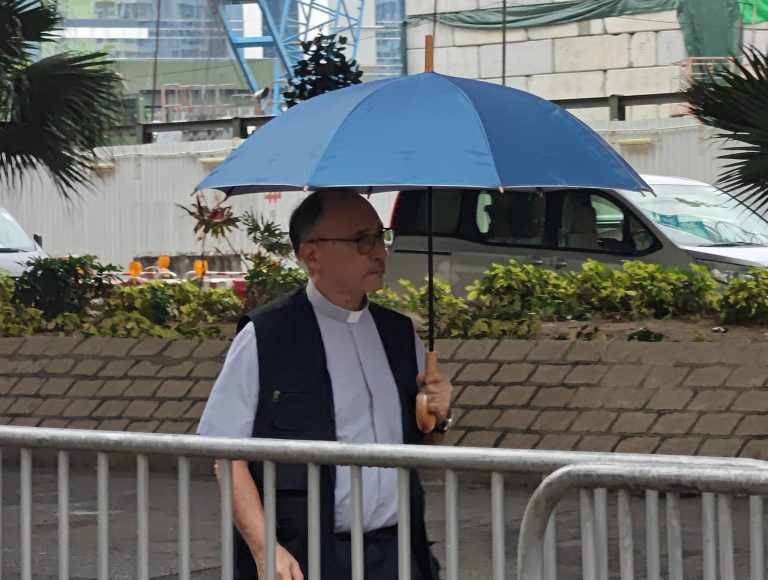 意大利籍神父Bernardo Cervellera前來法院旁聽。（周文虎攝）
