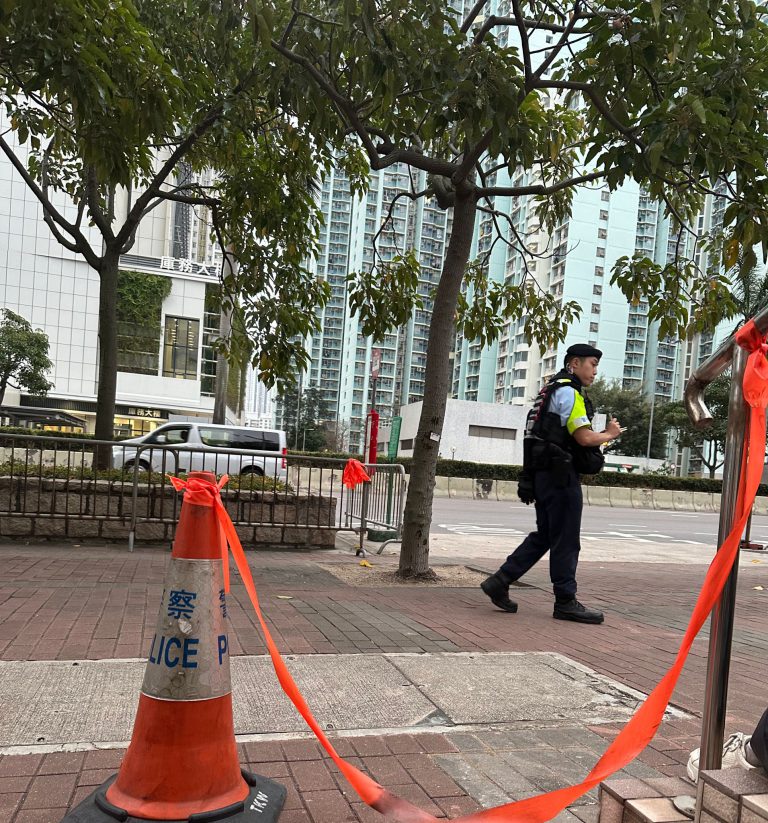 在場警員點算排隊人數。（張雨娜攝）