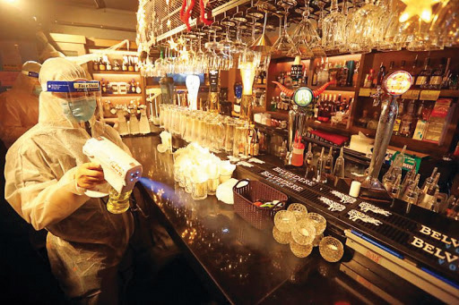 酒吧業示範採用噴霧消毒食具及酒杯，餐枱用食用級抗菌霧化程序消毒等防疫措施。