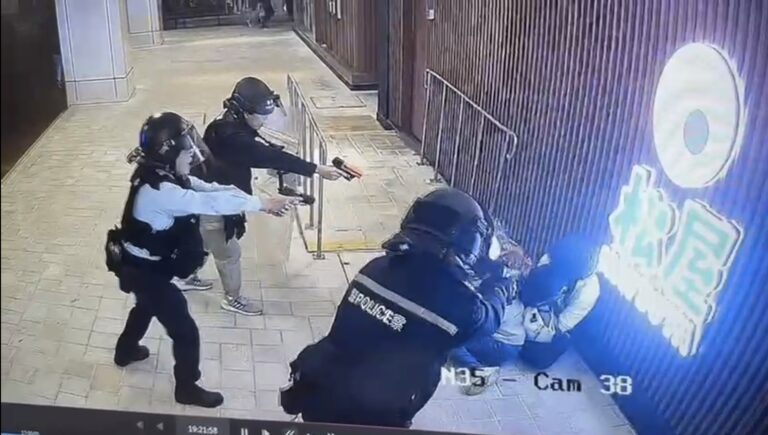 刀鋒在前,誰來承擔一秒遲疑的代價？