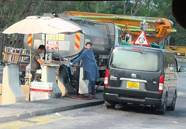 葵涌昂運路非法油站，多由內地及南亞裔人士操作。
