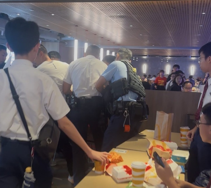 網上流傳圖片,見警員在金鐘海富中心一間快餐店採取行動。
