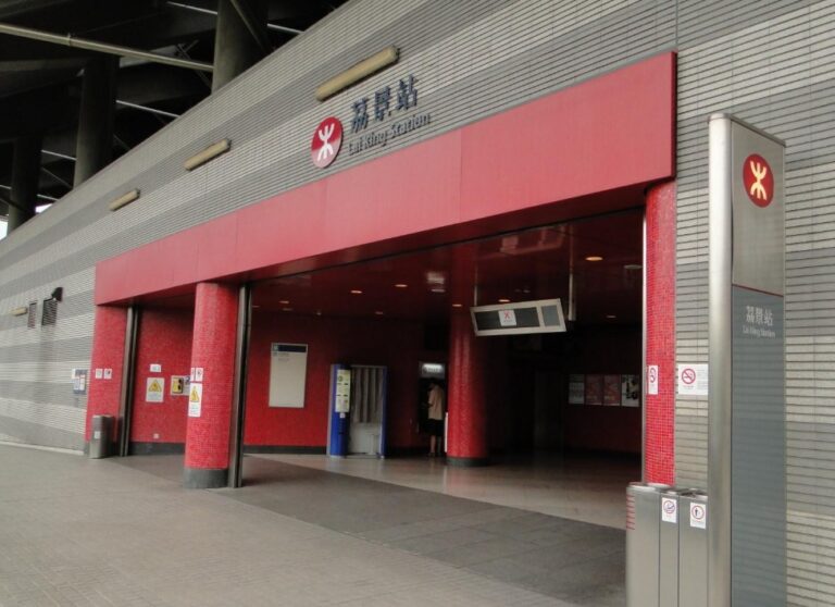 休班警涉港鐵荔景站偷拍裙底。