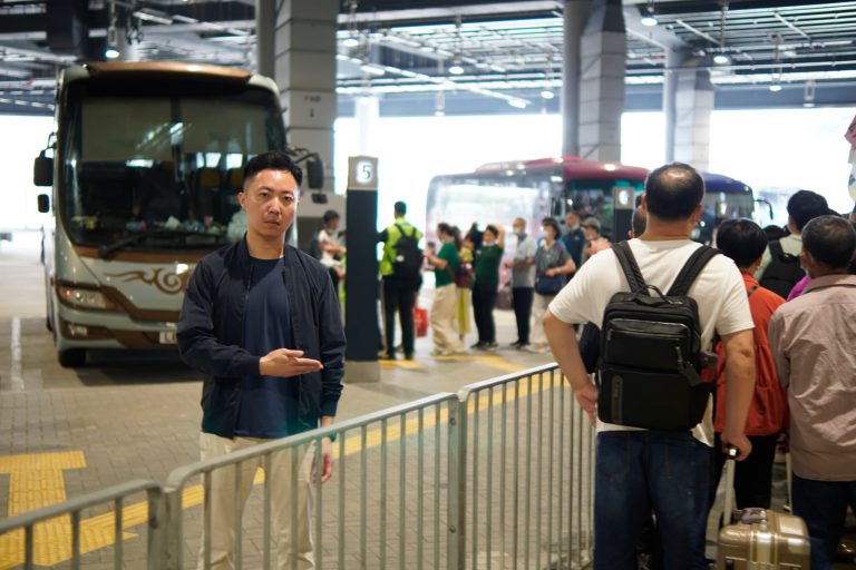 李梓敬表示，團隊客往往出現人員未到齊，但旅遊巴已經到達上落客位，佔用更多在車位內停車的時間。