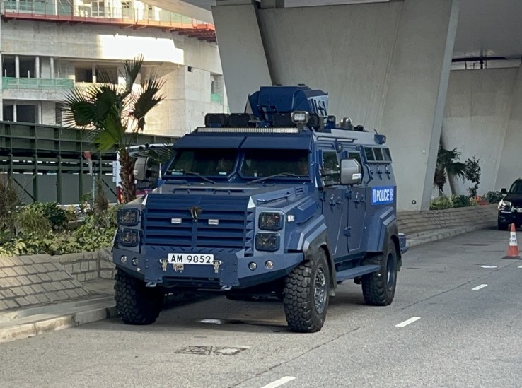 警方的「劍齒虎」裝甲車已經駛到法院外戒備。