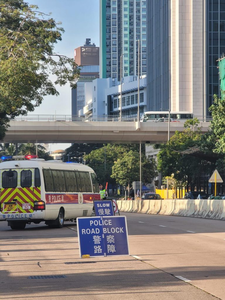 今天警方在西九龍法院門外設置路障查車。