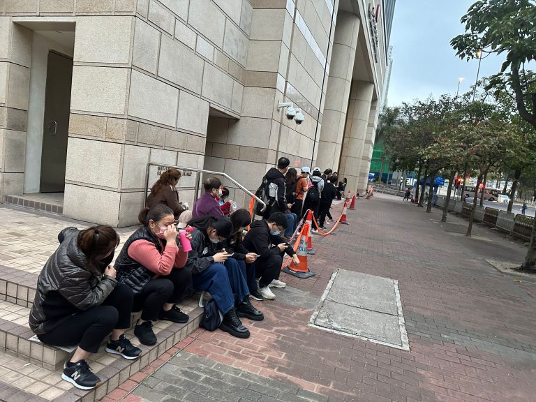 早上7時西九龍法院外已有逾50人排隊。（張雨娜攝）