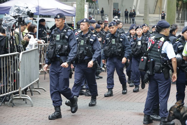 警員荷槍實彈,在庭外嚴陣以待。（陳錦輝攝）