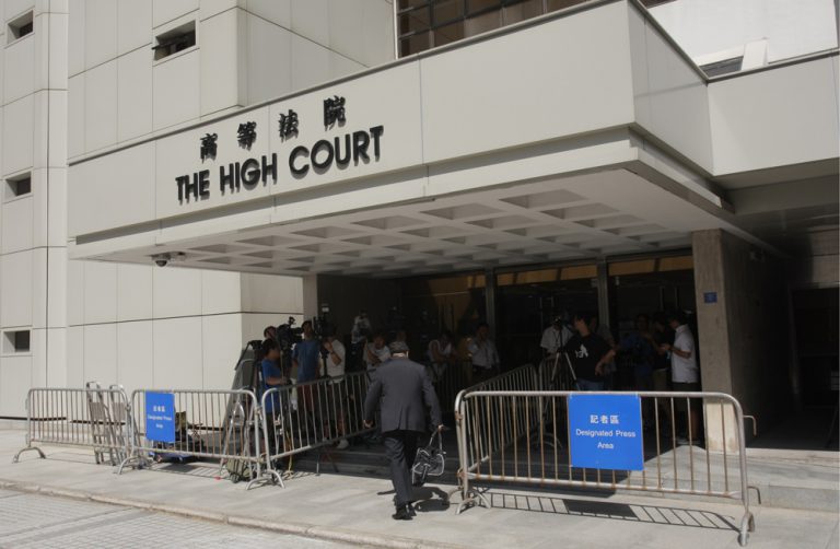 法官郭啟安昨日(20日)於高等法院指,原審裁判官沒有按後來的盧建民終審案例,應用正確法律原則斷案,故裁定上訴得直,撤銷2人無罪裁決,發還重審。 