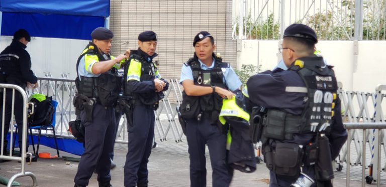 庭外駐守藍帽子警員今添新裝,兩臂穿戴反光衣袖,令司機途人陪加注意安全。(朱先儒攝)
