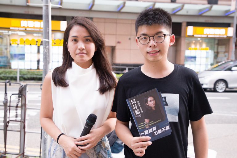 何桂藍(左)的代表律師Trevor Beel確認何沒有案底紀錄,並表示「除此之外,沒有向法庭提出求情」。(何桂藍Facebook)
