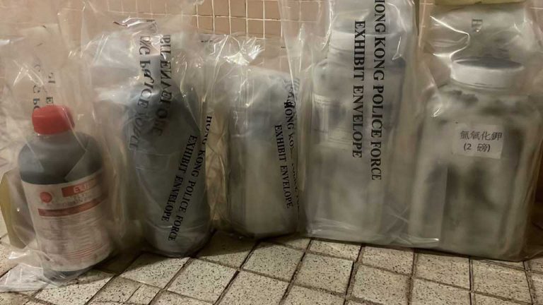 警方在涉事單位檢獲大批製造爆炸品原材料。